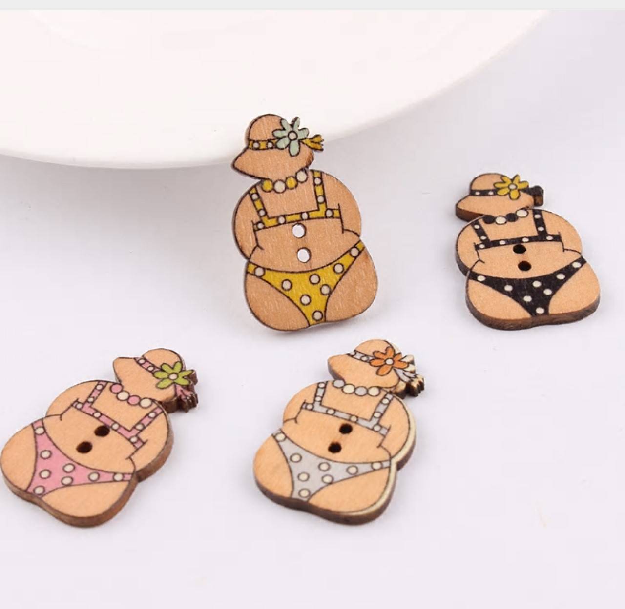 G104 Gombík drevený dáma v plavkách