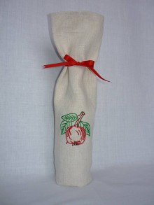 Úžitkový textil - Ručne vyšívaný obal na fľašu - jablko - 10665841_