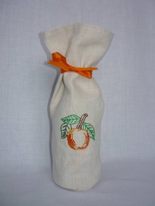 Úžitkový textil - Ručne vyšívaný obal na fľašu - marhuľa - 10665872_