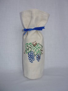 Úžitkový textil - Ručne vyšívaný obal na víno - hrozno - 10665897_