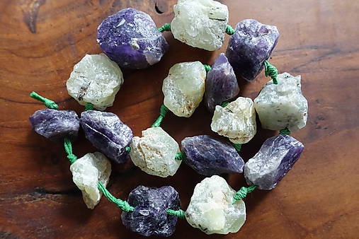 Minerály - Prehnit a Ametyst vŕtané kamene - 10672354_