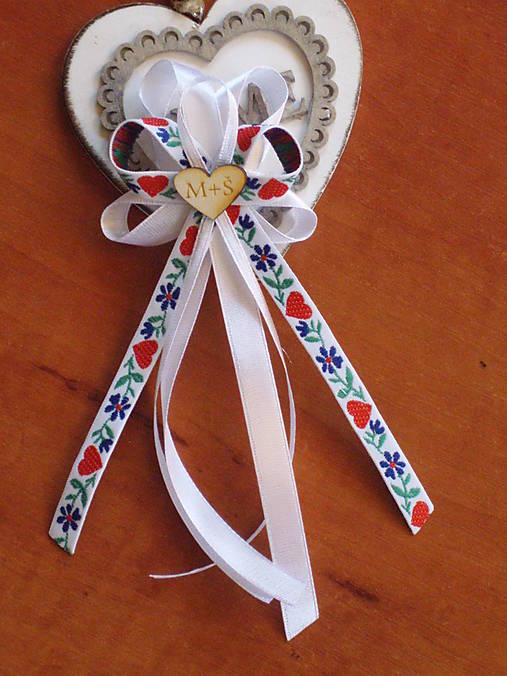 Svadobné pierka - Č. 328 Veľké folklórne pierka so srdiečkom s iniciálkami - 10671946_