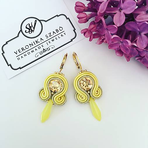 Ručne šité šujtášové náušnice / Soutache earrings - Swarovski®️crystals (Lora - žltá/zlatá - mini)