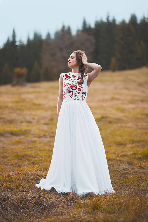 Svadobné šaty s červenou výšivkou II.