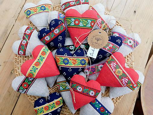 Darčeky pre svadobčanov - Ľanové ľudové srdiečka, s levanduľou - 10679709_