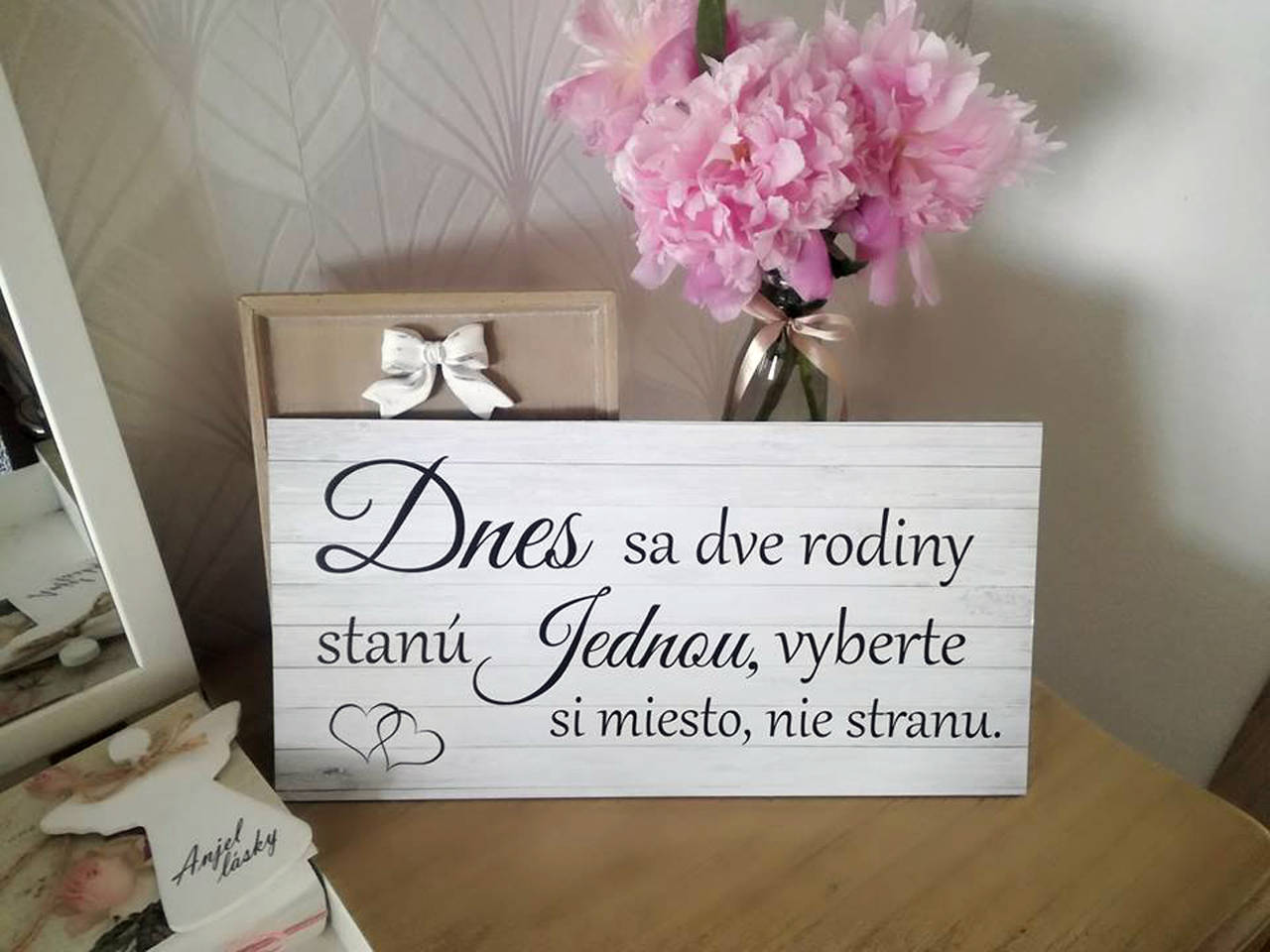 Svadobná tabuľa pred kostol