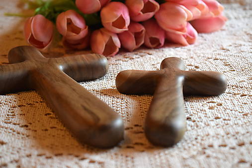  - Svadobný krížik z orechového dreva (17,5 cm x 9,5) - 10696688_