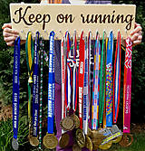 Nábytok - Vešiak na medaily "Keep on running" - 10702497_
