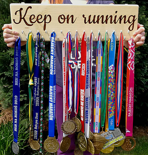 Vešiak na medaily "Keep on running"