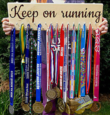 Nábytok - Vešiak na medaily "Keep on running" - 10702497_