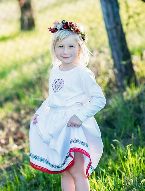 Sukne - Biela sukňa s úzkou krojovou stuhou - 10702426_