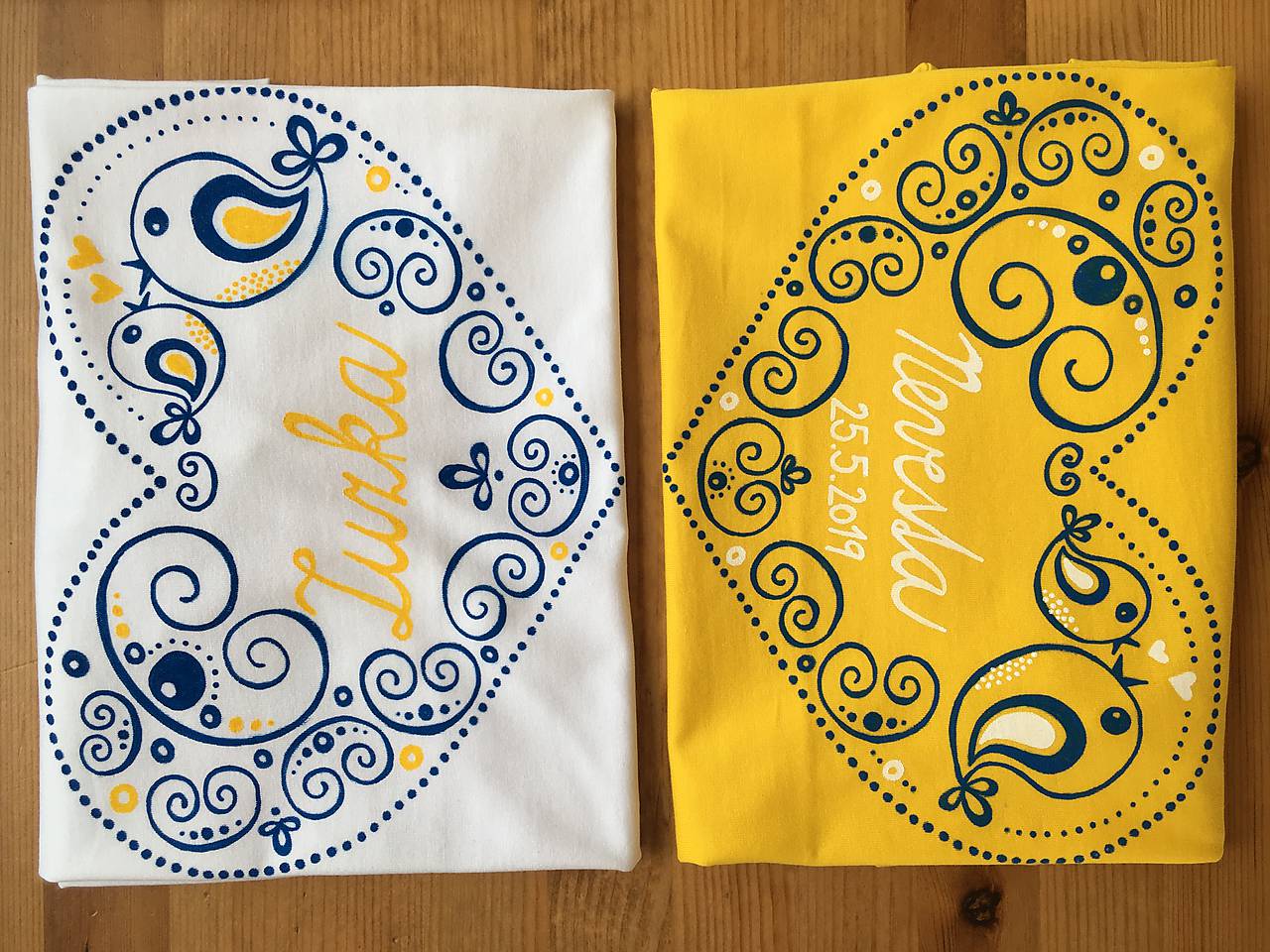 Maľované tričko s ľudovoladeným vzorom v tvare srdca a (S nápisom Nevesta + dátum na žltom tričku)