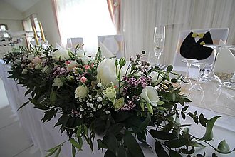 Dekorácie - Luxusná kvetinová girlanda, svadobná výzdoba - 10709012_