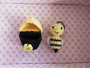 Hračky - Háčkované "kinder" vajíčko s prekvapením - včielkou:-) - 10710072_