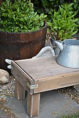 Nábytok - Starý drevený stolček - 10708712_