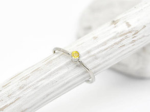Prstene - 585/1000 zlatý prsteň s prírodným žltým zafírom - 10714538_