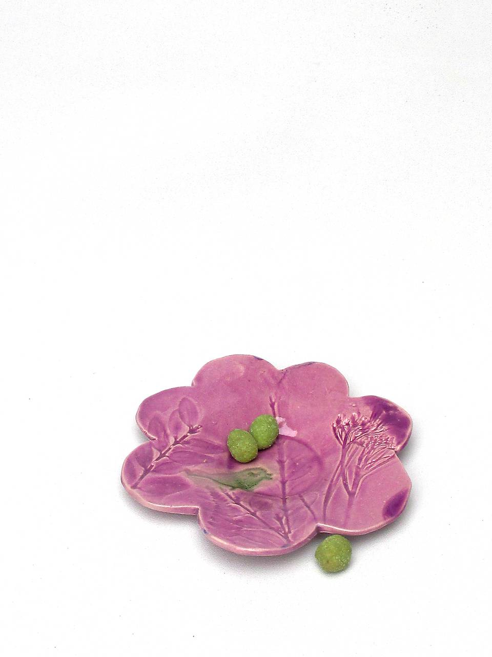 tanierik fialový kvet s vtáčikom 