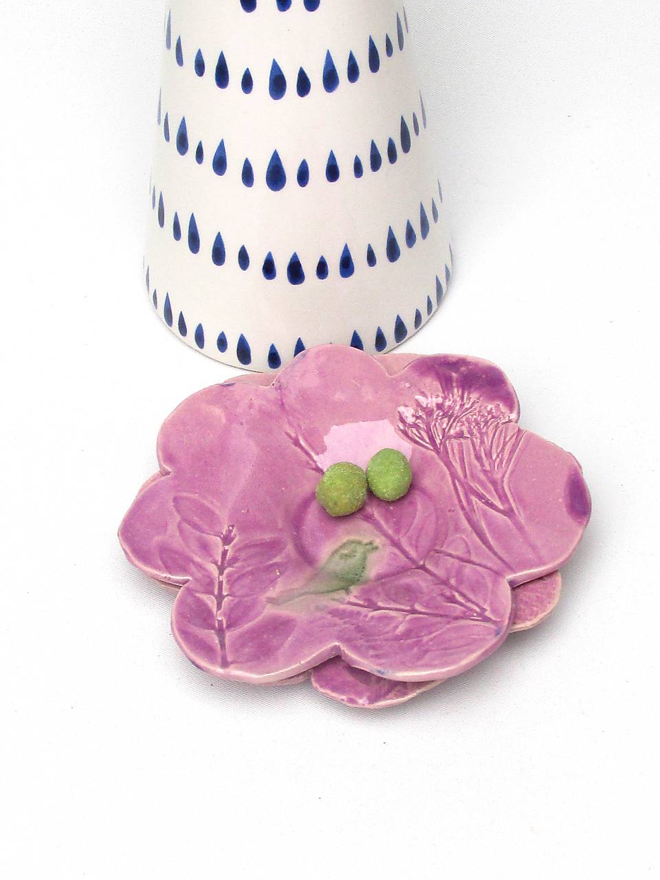 tanierik fialový kvet s vtáčikom 