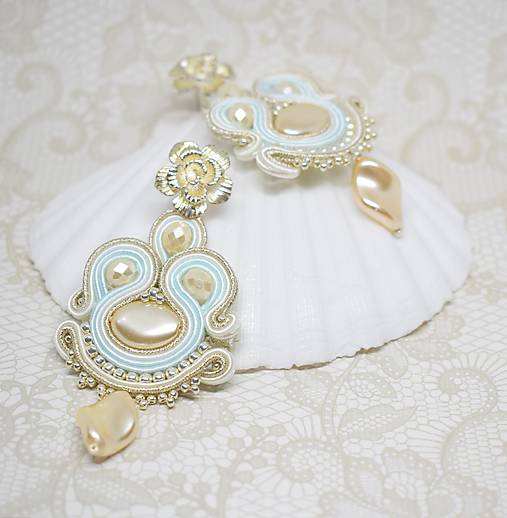 Náušnice - Perlové soutache náušnice, Svetlo tyrkysová/Krémová/Light gold - 10722807_