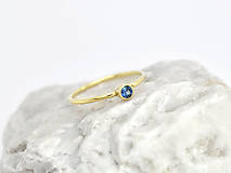 585/1000 zlatý prsteň s prírodným modrým zafírom