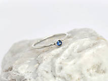 Prstene - 585/1000 zlatý prsteň s prírodným modrým zafírom (biele zlato) - 10725684_