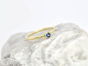 Prstene - 585/1000 zlatý prsteň s prírodným modrým zafírom - 10725677_