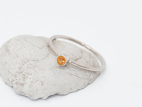 Prstene - 585/1000 zlatý prsteň s prírodným oranžovým zafírom (bielé zlato) - 10725703_