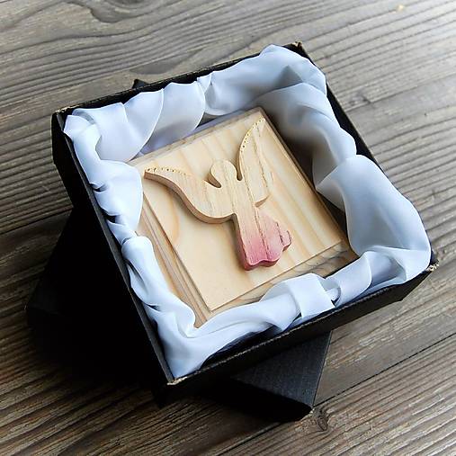 Dekorácie - Drevený Anjelik k Svätému Prijímaniu (Ružová) - 10732048_