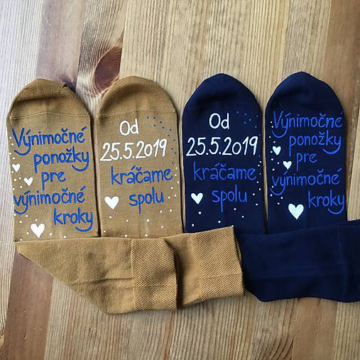 Maľované ponožky pre novomanželov s nápisom "Výnimočné ponožky pre výnimočné kroky/ Od (dátum) kráčame spolu (tmavomodré + horčicové)