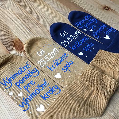 Maľované ponožky pre novomanželov s nápisom "Výnimočné ponožky pre výnimočné kroky/ Od (dátum) kráčame spolu (tmavomodré + horčicové)