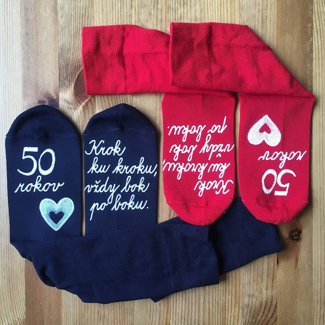 Maľované ponožky k výročiu svadby so srdiečkom (tmavomodré + červené)