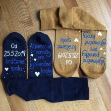 Ponožky, pančuchy, obuv - Maľované ponožky pre novomanželov s nápisom "Výnimočné ponožky pre výnimočné kroky/ Od (dátum) kráčame spolu (tmavomodré + horčicové) - 10737150_