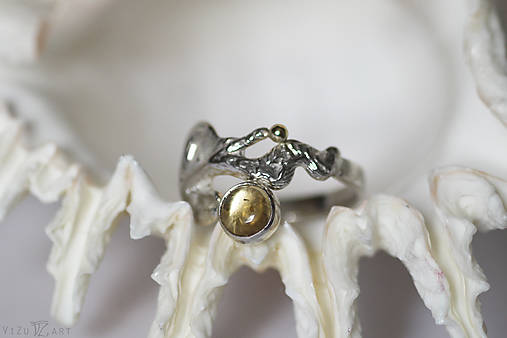 Reliéfny strieborný prsteň so zlatou guličkou a s citrínom - Šum