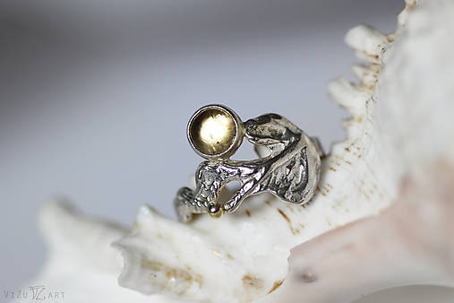 Reliéfny strieborný prsteň so zlatou guličkou a s citrínom - Šum