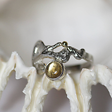 Prstene - Reliéfny strieborný prsteň so zlatou guličkou a s citrínom - Šum - 10737699_
