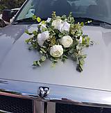 svadobná ikebana na auto s pivóniami, ružami, eukalyptus
