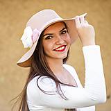 Čiapky, čelenky, klobúky - Dámsky letný klobúk slamený pudrový s kvetmi - 10741827_