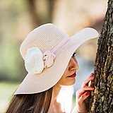 Čiapky, čelenky, klobúky - Dámsky letný klobúk slamený pudrový s kvetmi - 10741828_