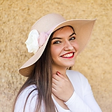 Čiapky, čelenky, klobúky - Dámsky letný klobúk slamený pudrový s kvetmi - 10741829_