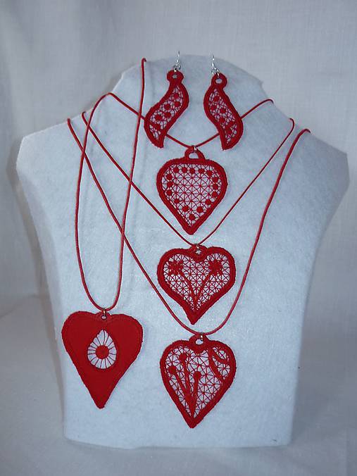 Náhrdelníky - Vyšívaný náhrdelník - rôzne tvary - 10747403_