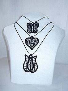 Náhrdelníky - Vyšívaný náhrdelník - tulipán (Čierna) - 10747348_