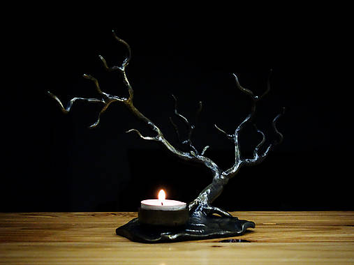 Svietnik na čajovú sviečku v tvare stromu