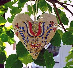 Dekorácie - FILKI folk maľované srdiečko s levanduľou (kvet so srdiečkom) - 10747577_