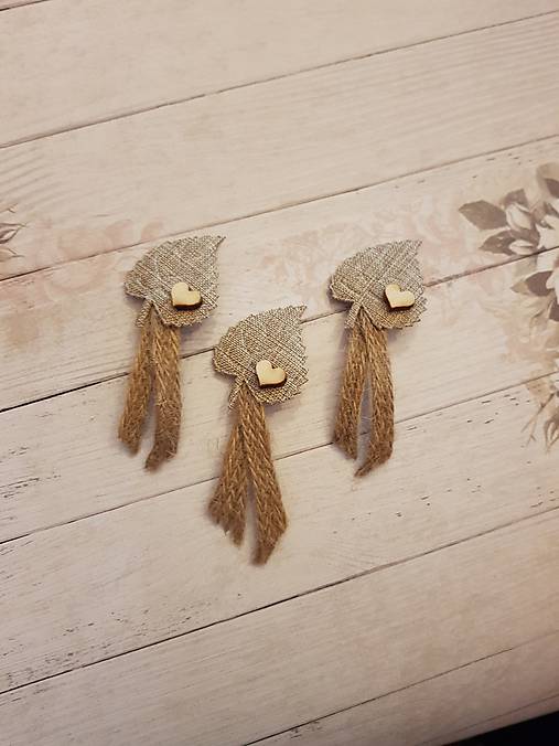 Svadobné pierka - vintage natur pierko z jutoviny s listom a  dreveným srdiečkom - 10749427_