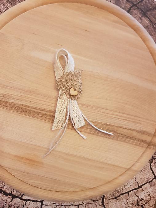 Svadobné pierka - vintage natur pierko z jutoviny s listom alebo kvetom a dreveným srdiečkom pre  rodičov, svedkov (vintage pierko s listom a dreveným srdiečkom) - 10749454_