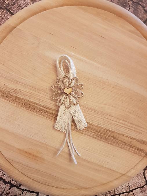 Svadobné pierka - vintage natur pierko z jutoviny s listom alebo kvetom a dreveným srdiečkom pre  rodičov, svedkov (vintage pierko s kvetom a dreveným srdiečkom) - 10749479_