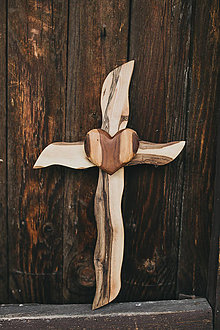 Dekorácie - Drevený kríž so srdiečkom - 10749539_