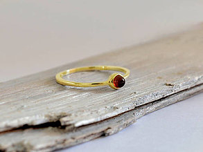 Prstene - 585/1000 zlatý prsteň s granátom - 10756761_