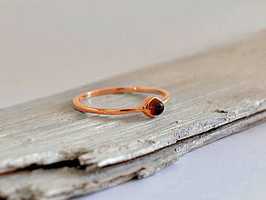 Prstene - 585/1000 zlatý prsteň s granátom (růžové zlato) - 10756776_