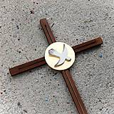 Dekorácie - Drevený kríž s holubicou k Birmovke - 10758510_